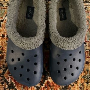 Navy Lined Crocs 10/12